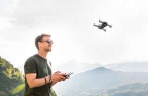Drone in de lucht en piloot