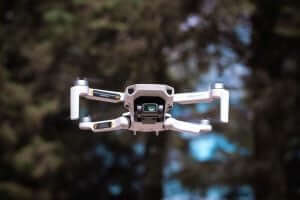 Vliegende DJI Mavic Mini close