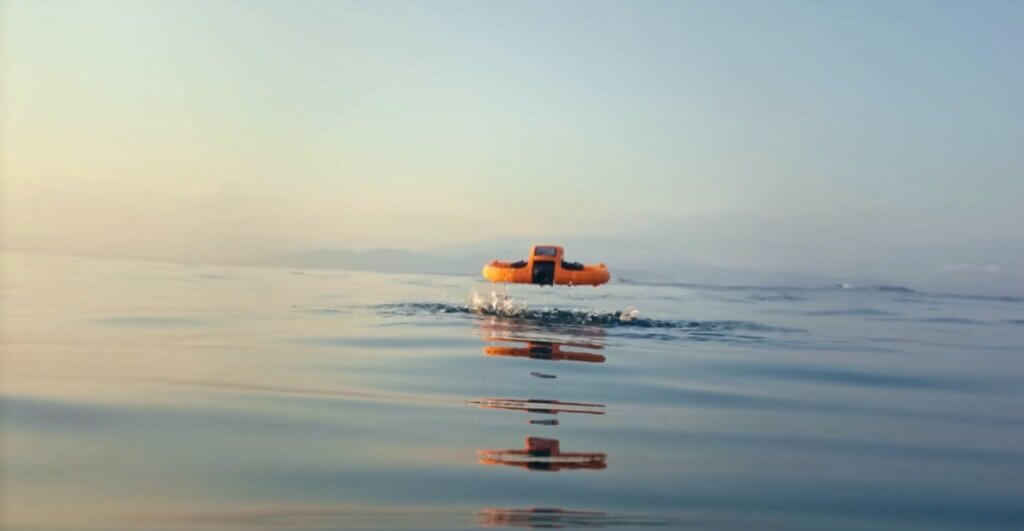 HoverAir Aqua iboven water 